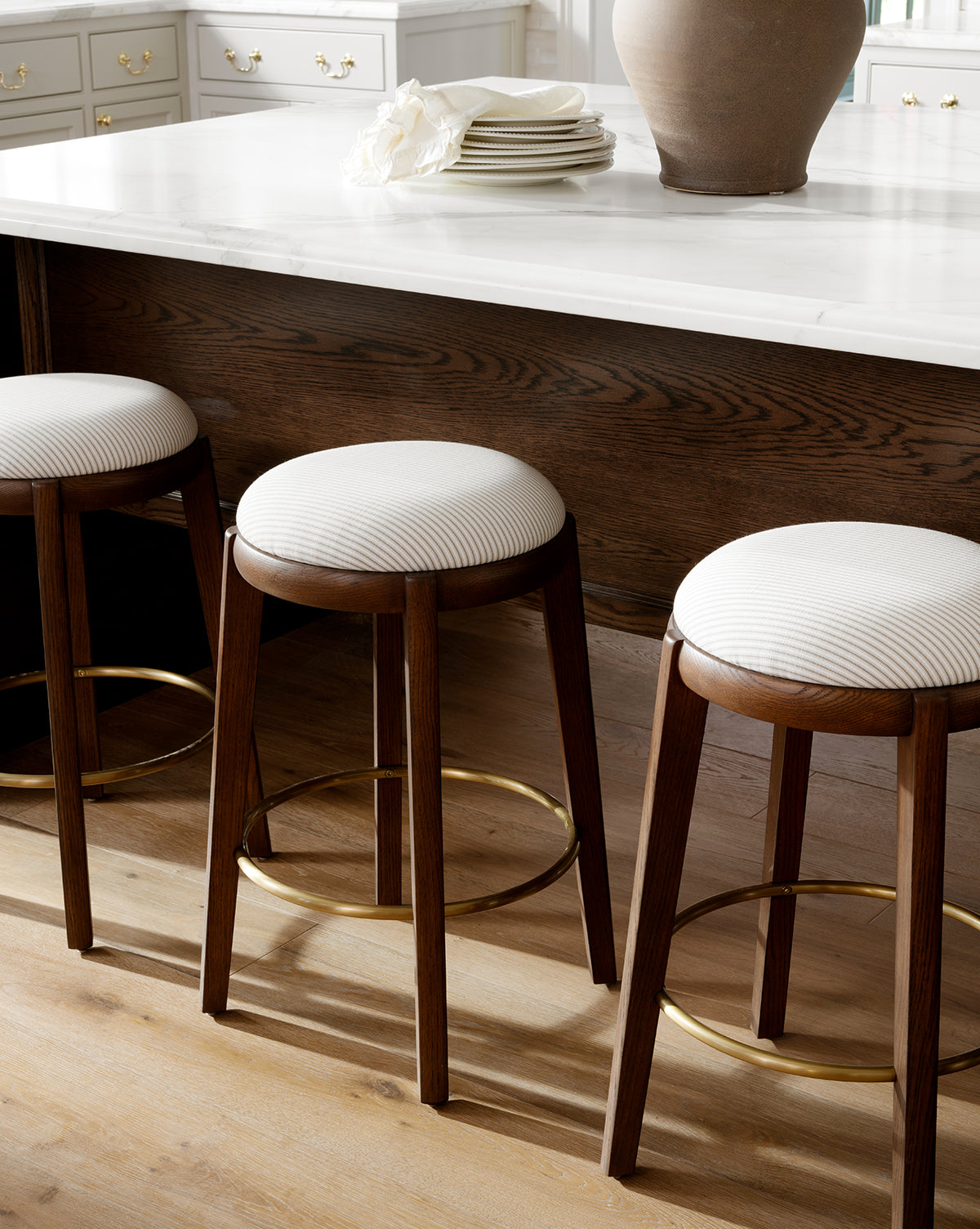 Tabouret de comptoir en bois chaud et cuir avec assise arrondie et repose-pieds en laiton pour salle à manger