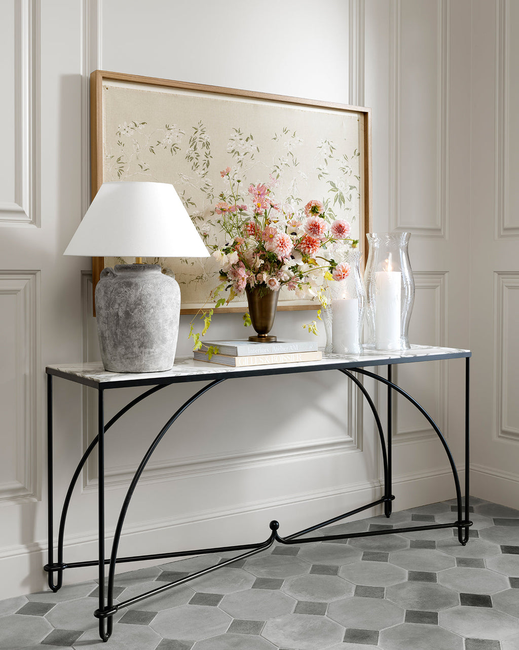 Console moderne en fer et pierre avec cadre cintré sculptural pour salon
