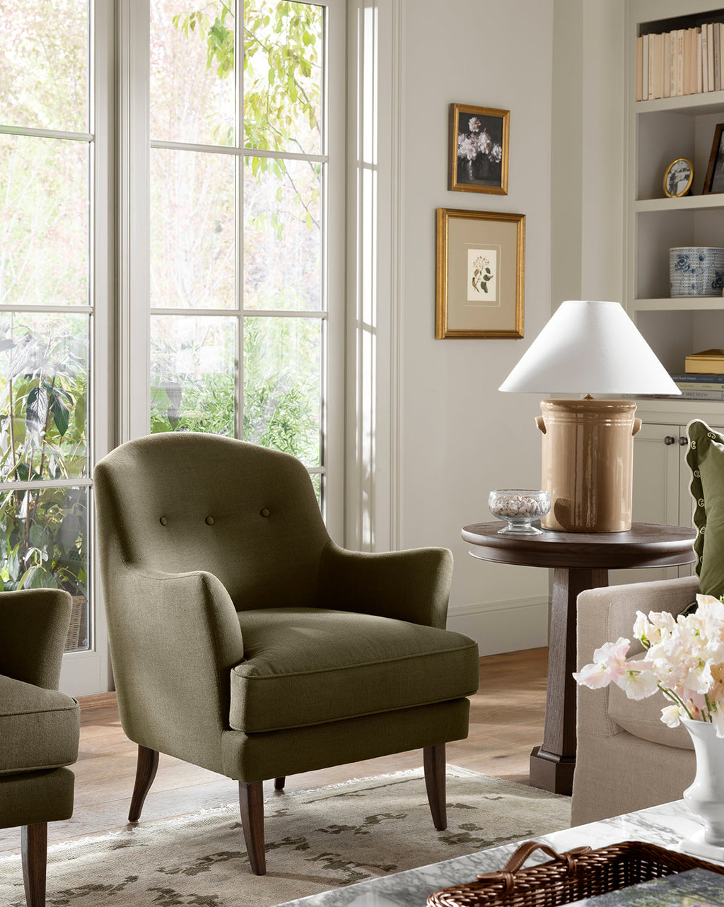 Fauteuil de salon classique capitonné avec coussin d'assise en duvet pour salon