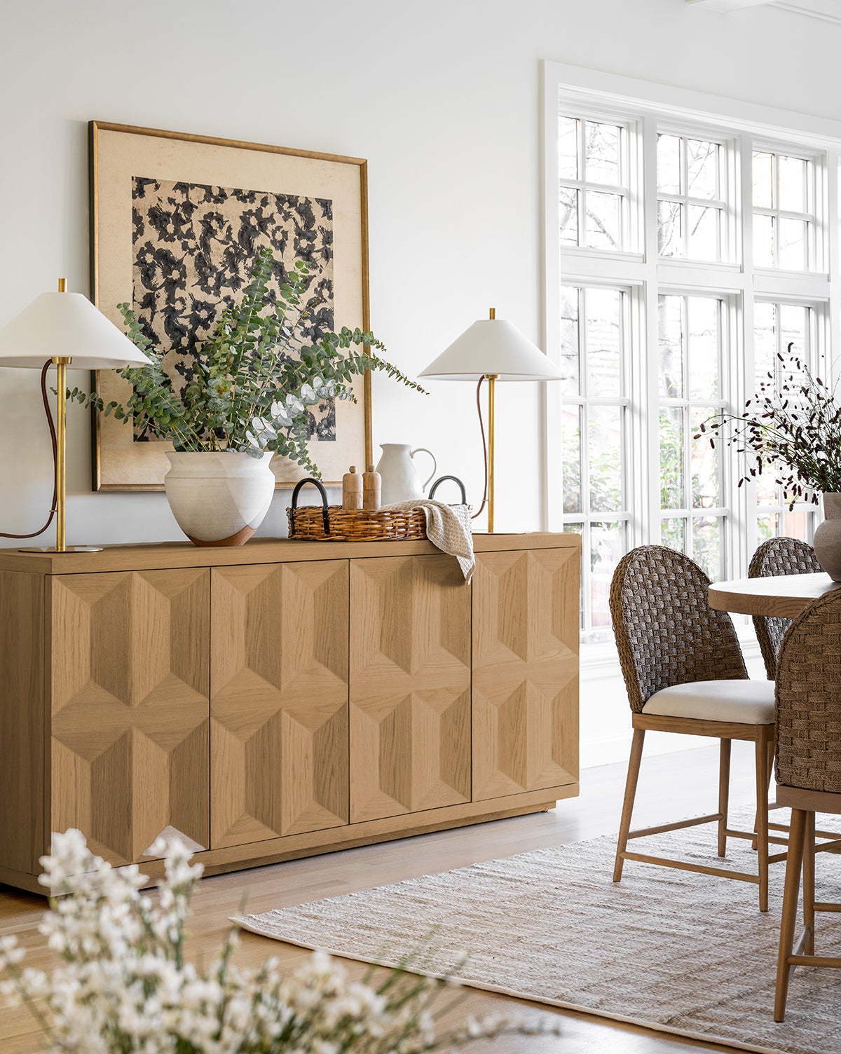 Bahut moderne en bois avec rangements et lignes épurées pour le salon