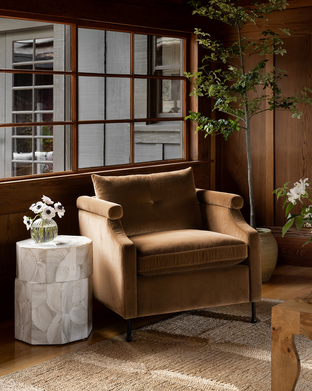 Fauteuil de salon contemporain en tissu, avec pieds en fer et accoudoirs crantés, pour le salon