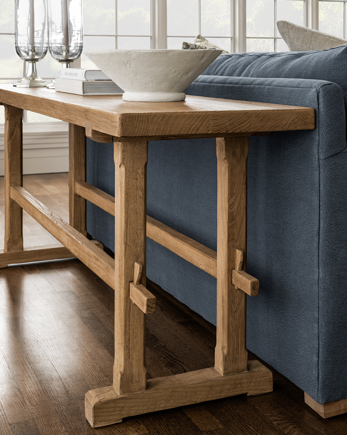 Console en bois rustique avec finition naturelle pour salon