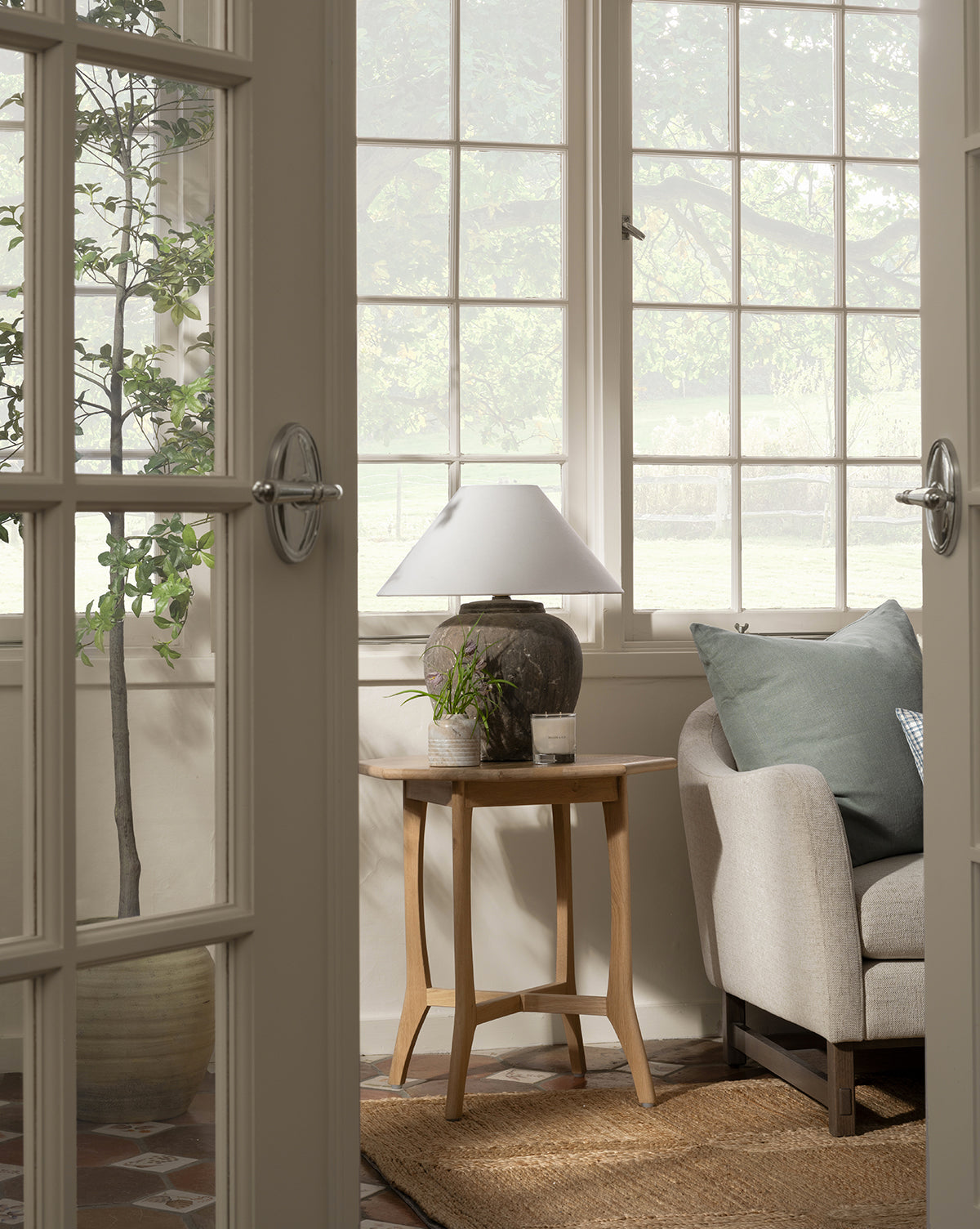 Table d'appoint scandinave en chêne massif avec finition naturelle pour salon