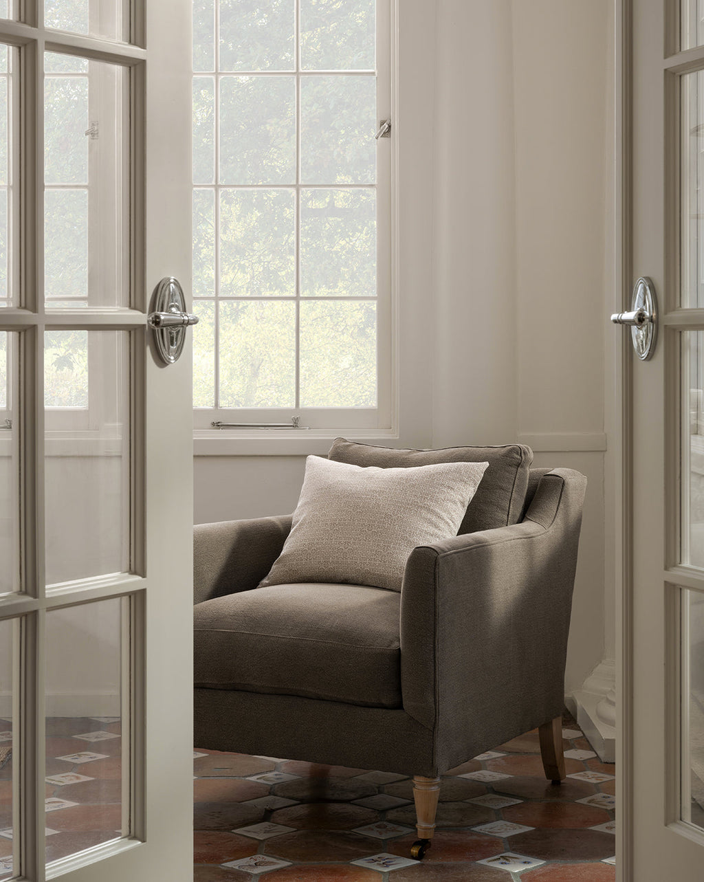 Fauteuil de salon classique capitonné avec rembourrage profond et silhouette ajustée pour le salon