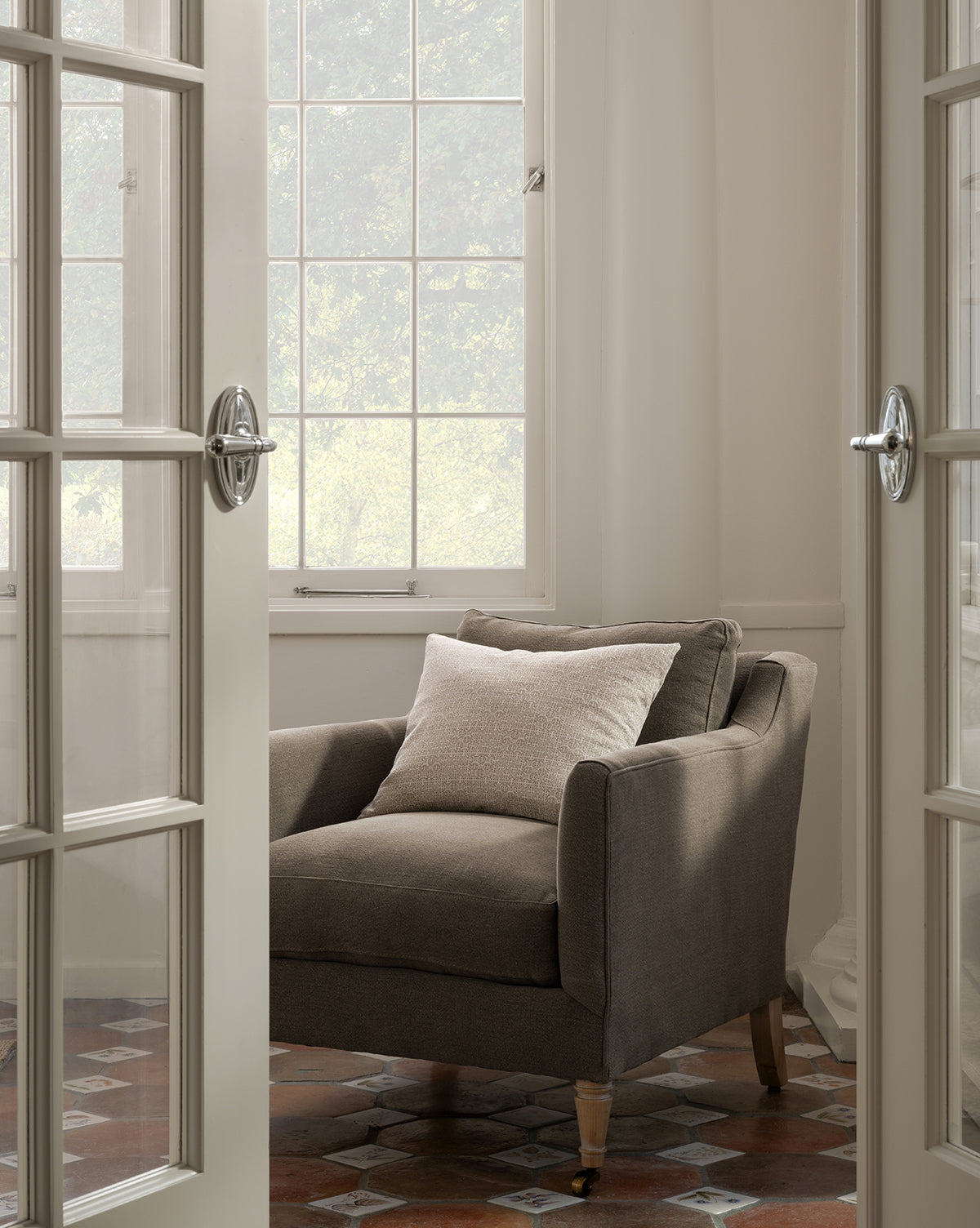 Fauteuil de salon classique capitonné avec rembourrage profond et silhouette ajustée pour le salon