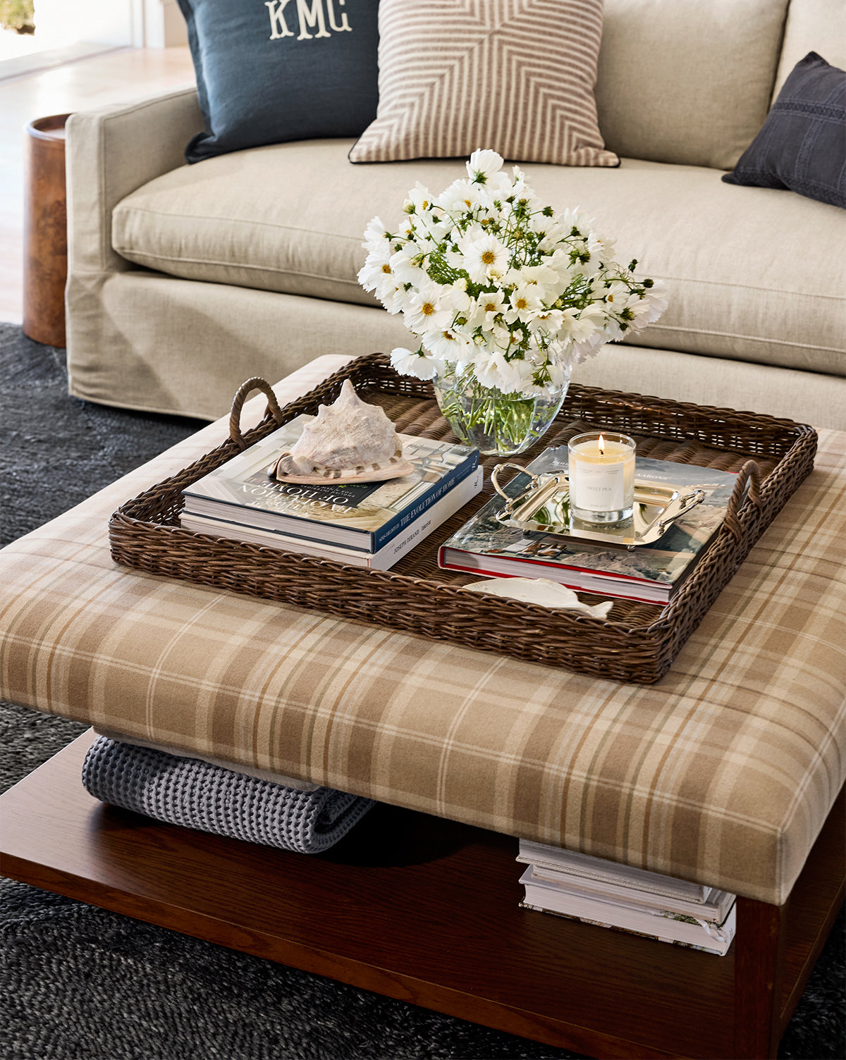 Ottoman de table basse rembourré traditionnel avec plateau capitonné et cadre en bois pour salon