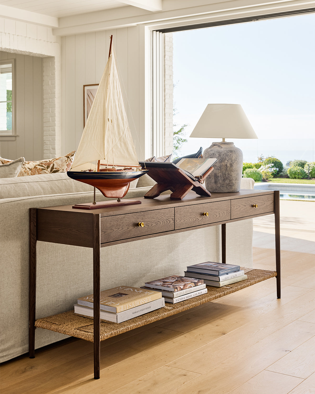 Console moderne en noyer et chêne avec finition chaleureuse pour salon