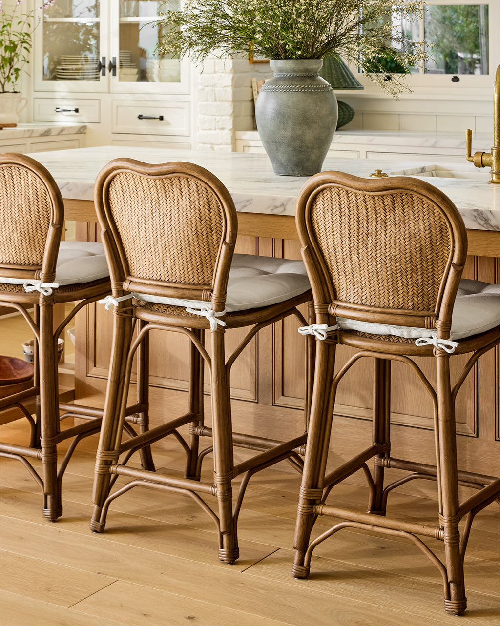 Tabouret de comptoir européen en rotin et lin de performance avec assise tissée artisanale pour salle à manger