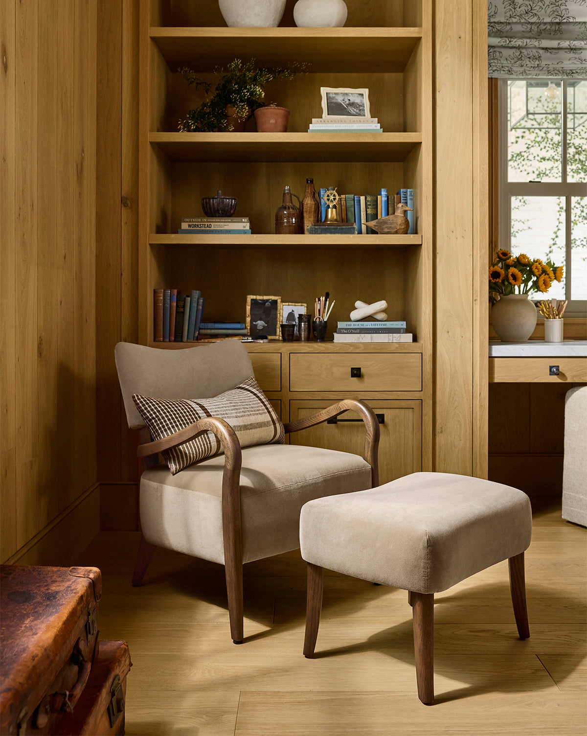 Fauteuil de salon classique rembourré avec cadre en bois sculptural et pieds fuselés pour salon
