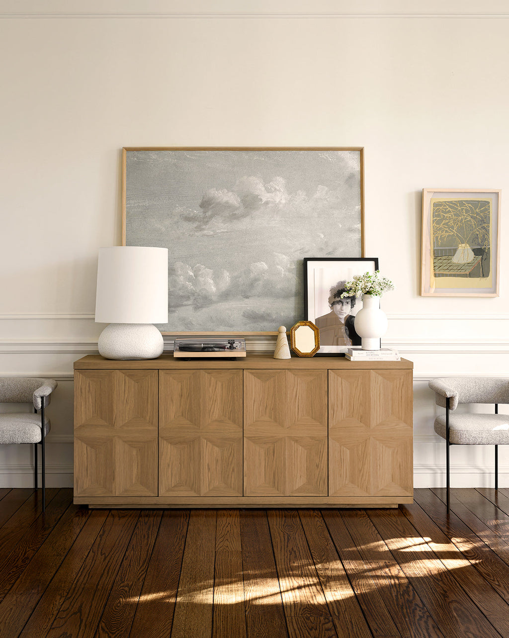 Bahut moderne en bois avec rangements et lignes épurées pour le salon