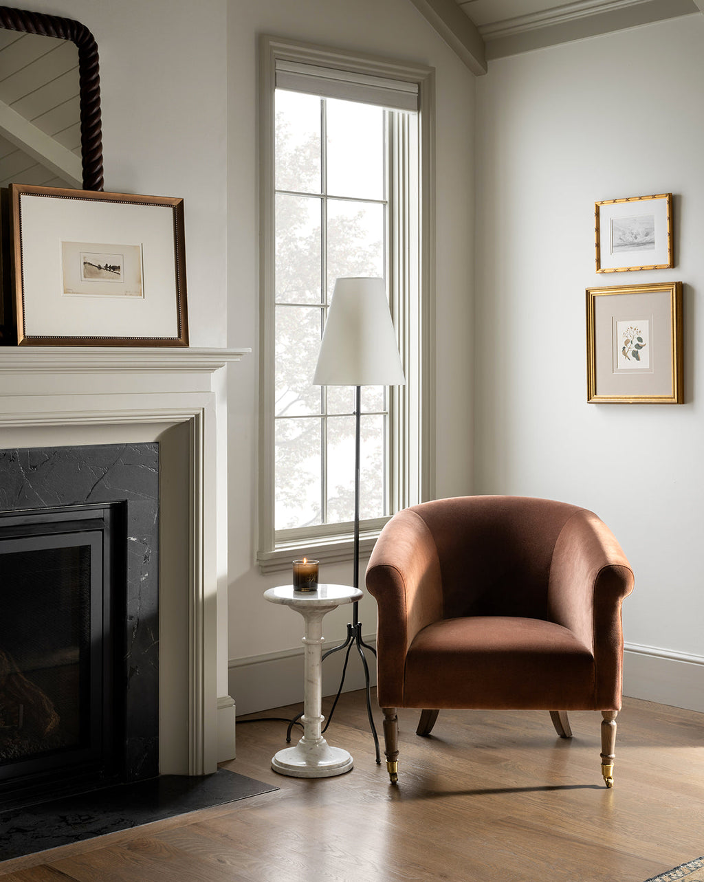 Fauteuil de salon rembourré traditionnel avec éléments incurvés pour le salon