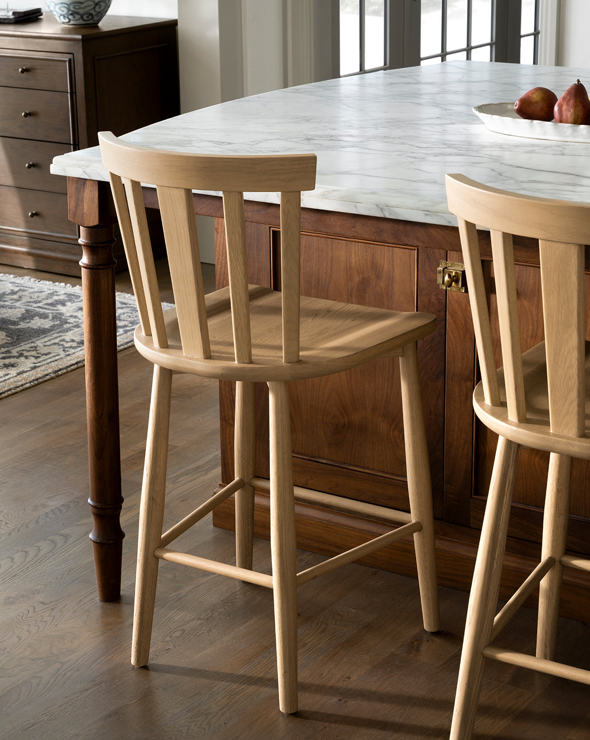 Tabouret de bar classique en bois massif avec dossier incurvé et repose-pieds pour salle à manger
