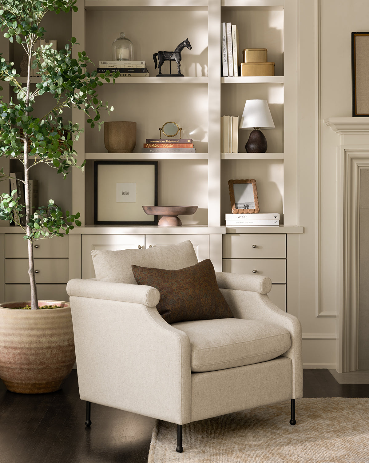 Fauteuil de salon contemporain en tissu avec pieds en fer et accoudoirs carrés crantés pour salon