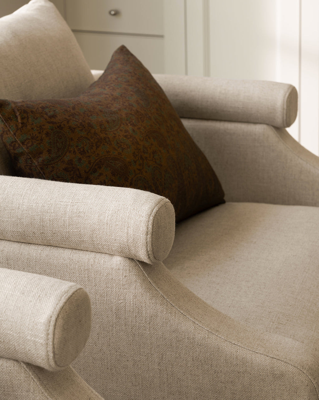 Fauteuil de salon contemporain en tissu avec pieds en fer et accoudoirs carrés crantés pour salon