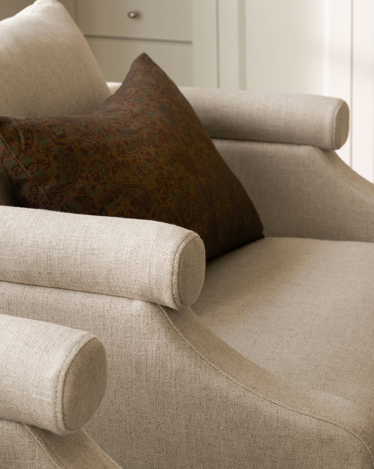 Fauteuil de salon contemporain en tissu avec pieds en fer et accoudoirs carrés crantés pour salon