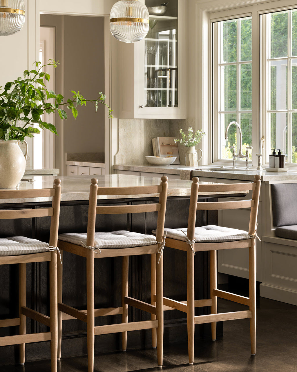Tabouret de comptoir en chêne blanc naturel et lin avec coussin à nouer pour salle à manger