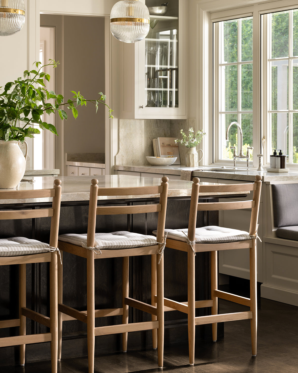 Tabouret de comptoir en chêne blanc naturel et lin avec coussin à nouer pour salle à manger