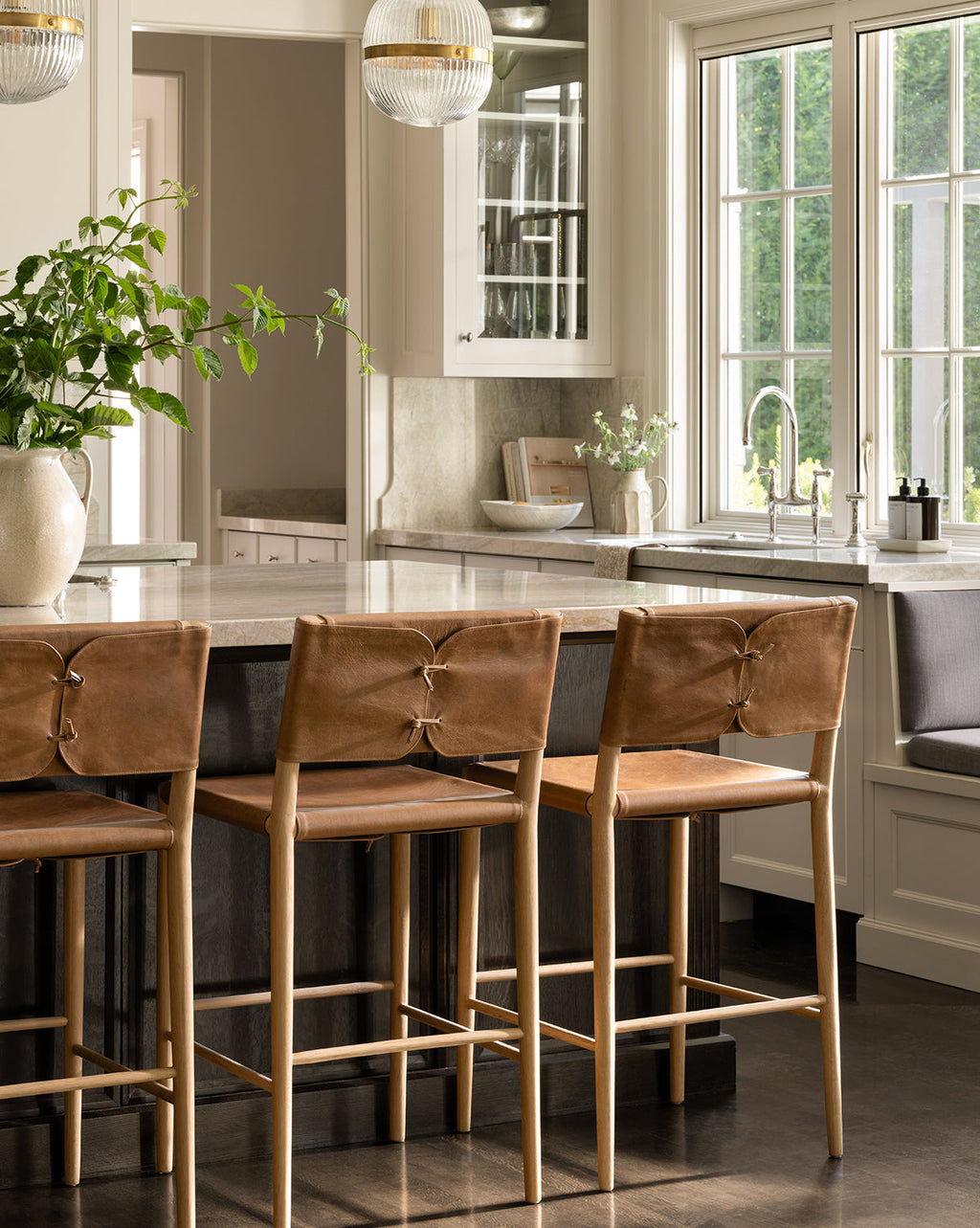 Tabouret de comptoir en bois naturel et cuir avec détails de sangles arrondies pour salle à manger