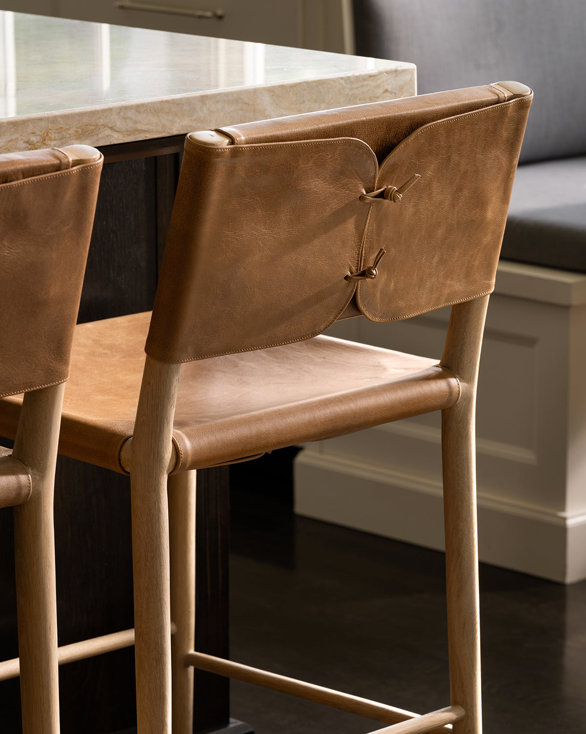 Tabouret de comptoir en bois naturel et cuir avec détails de sangles arrondies pour salle à manger