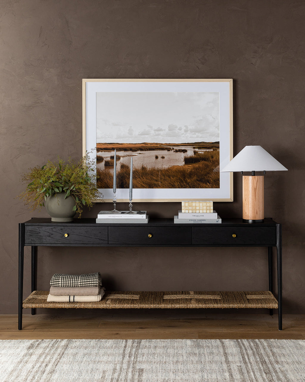 Console en bois moderne aux lignes épurées et au design polyvalent pour le salon