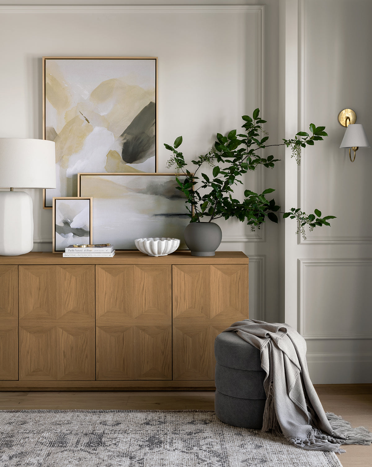 Bahut moderne en bois avec rangements et lignes épurées pour le salon