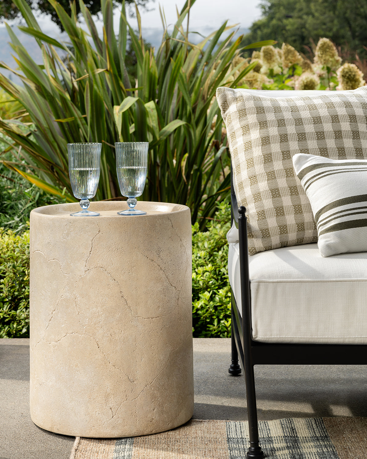 Table d'appoint d'extérieur Coastal avec conception résistante aux intempéries pour l'extérieur