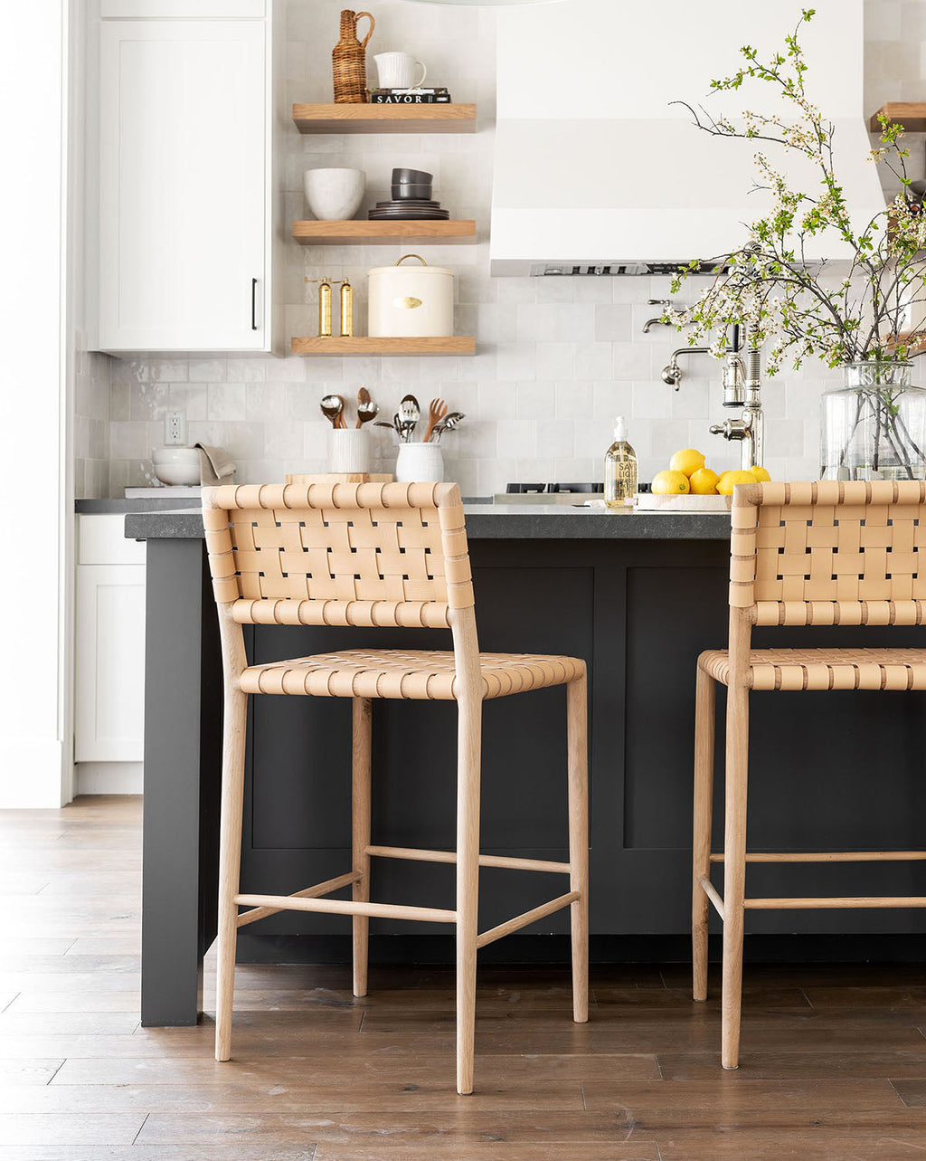 Tabouret de comptoir moderne en chêne blanc et cuir aniline avec détails tressés pour salle à manger