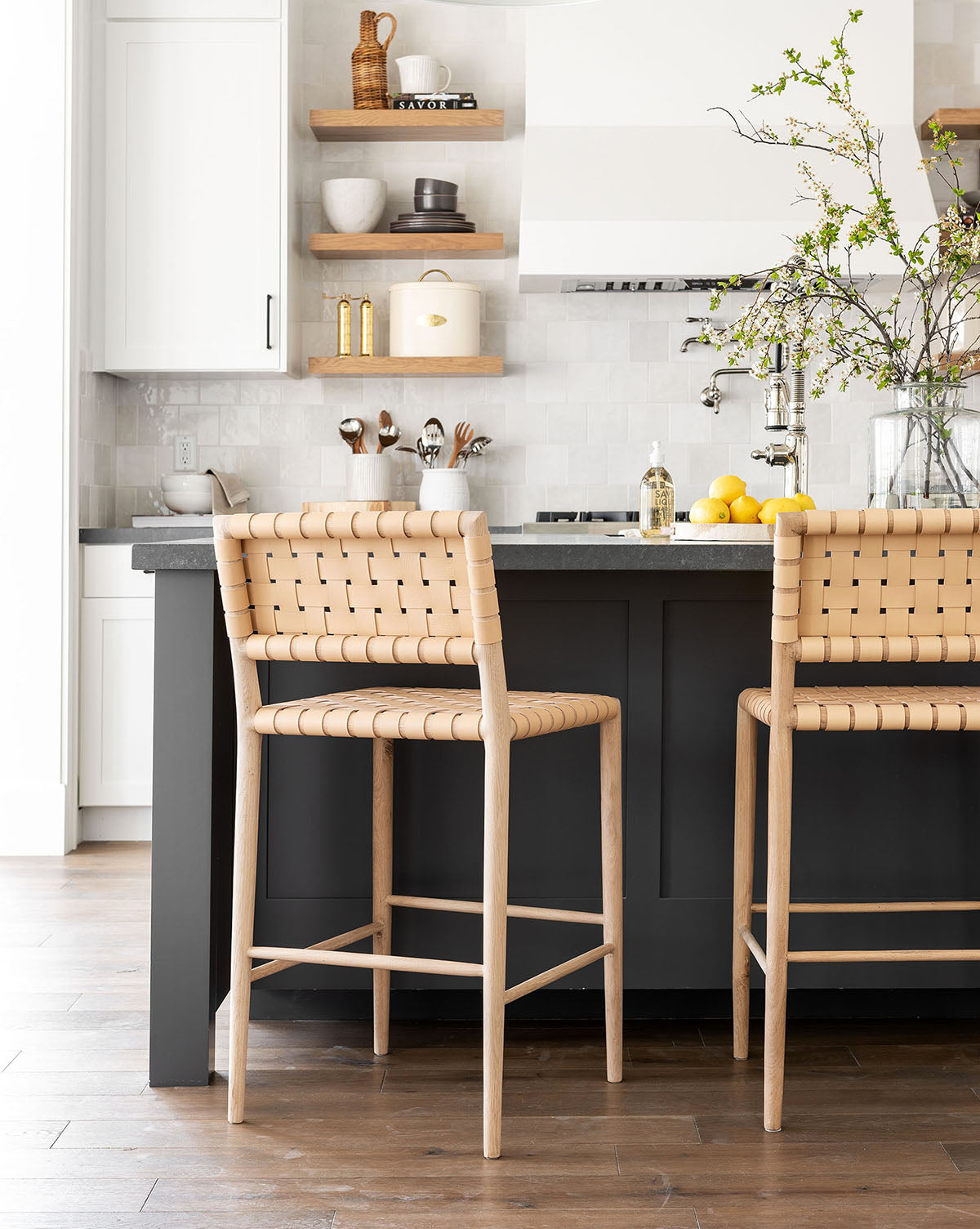 Tabouret de comptoir moderne en chêne blanc et cuir aniline avec détails tressés pour salle à manger