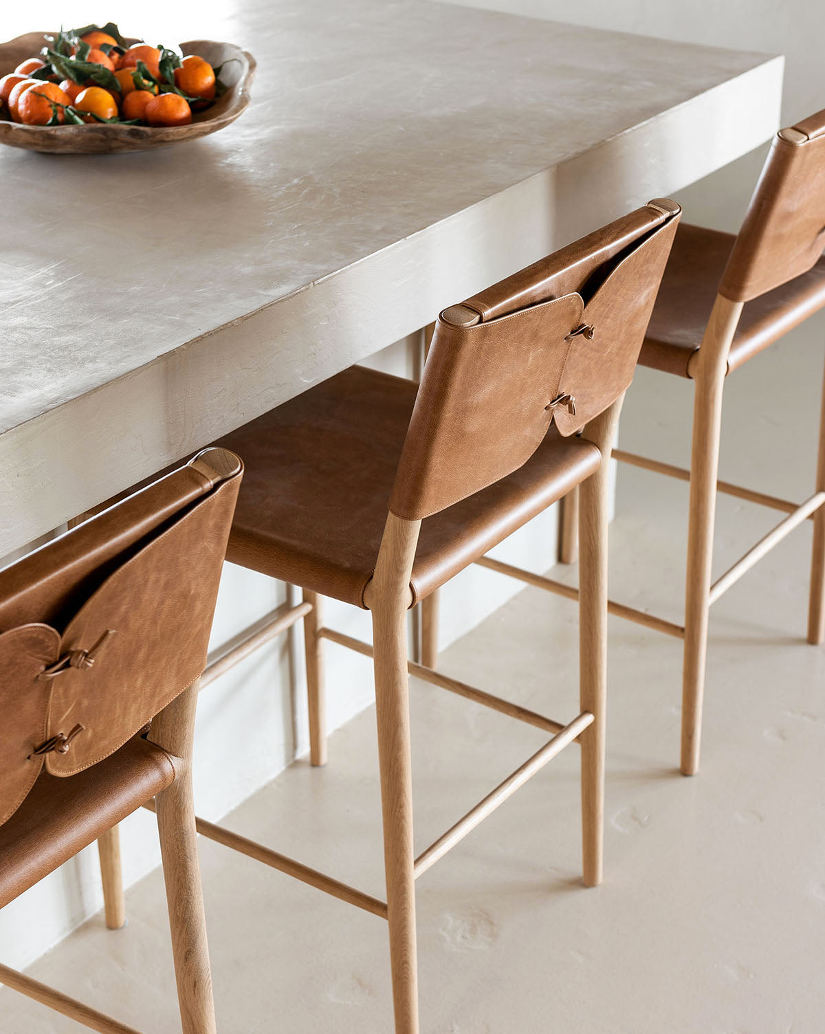 Tabouret de comptoir en bois naturel et cuir avec détails de sangles arrondies pour salle à manger