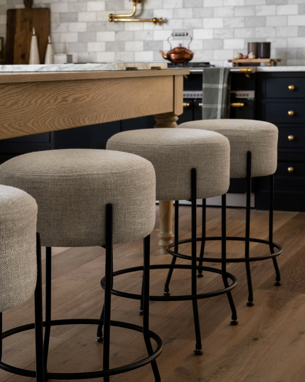 Tabouret de comptoir industriel en fer et tissu enduit avec assise circulaire pour salle à manger