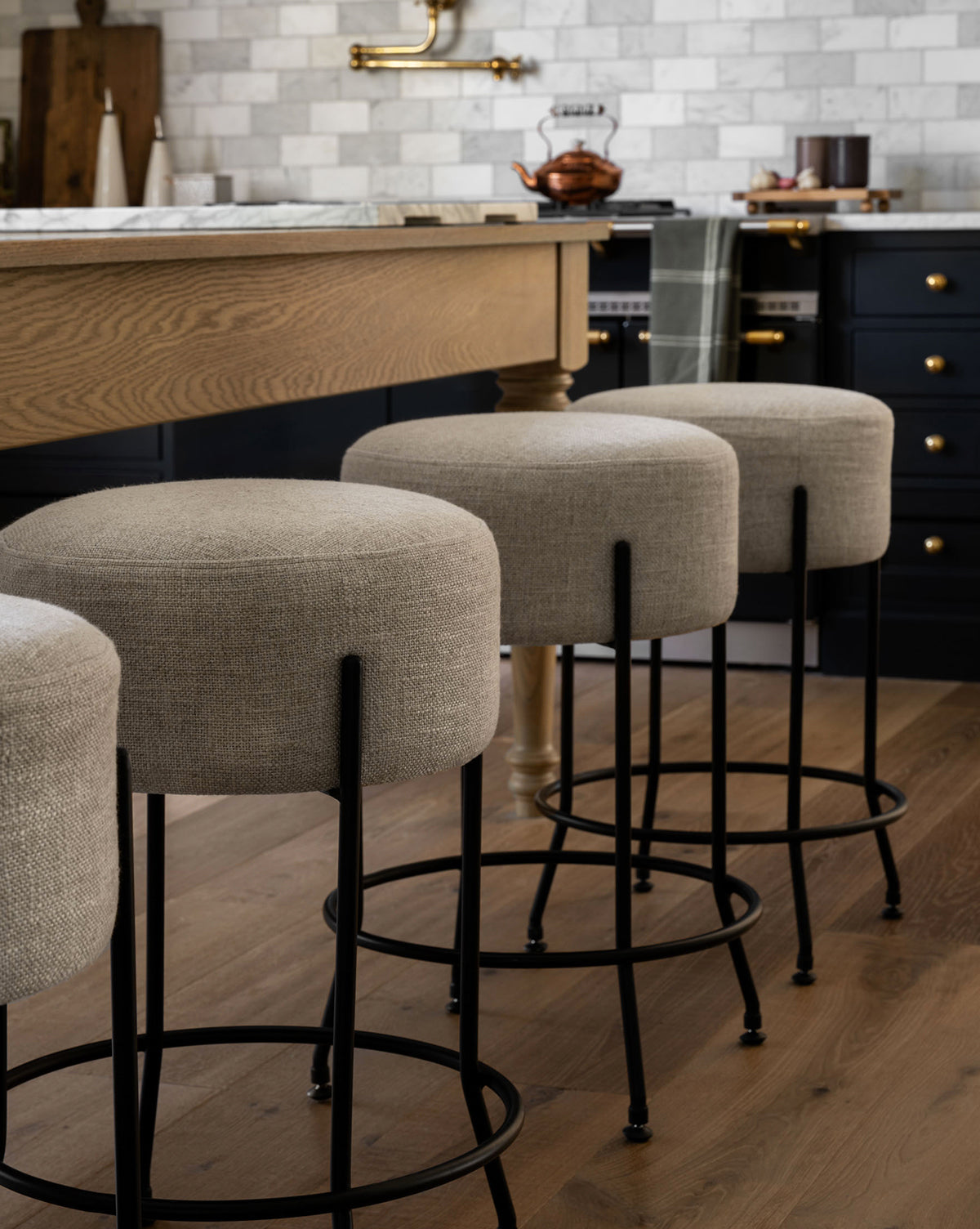 Tabouret de comptoir industriel en fer et tissu enduit avec assise circulaire pour salle à manger