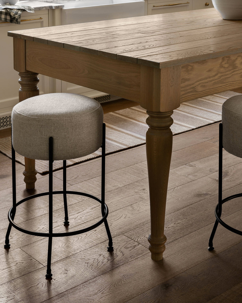 Tabouret de comptoir industriel en fer et tissu enduit avec assise circulaire pour salle à manger