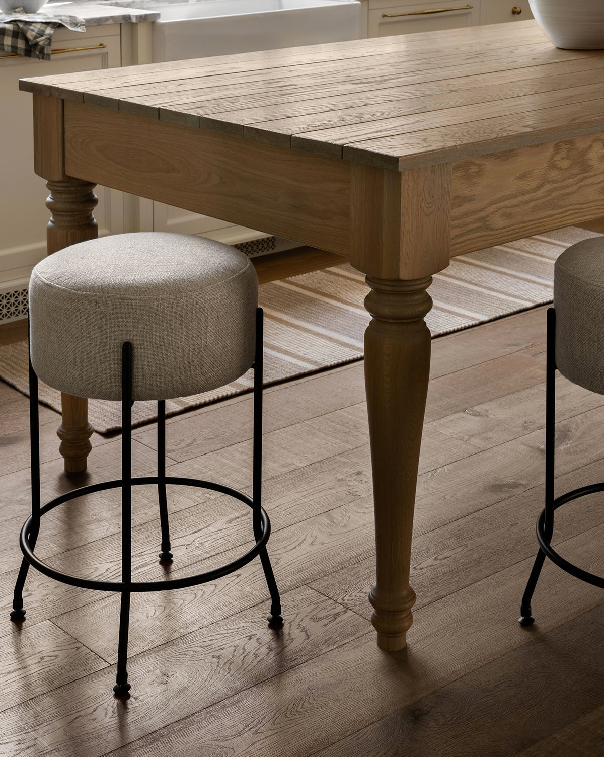 Tabouret de comptoir industriel en fer et tissu enduit avec assise circulaire pour salle à manger