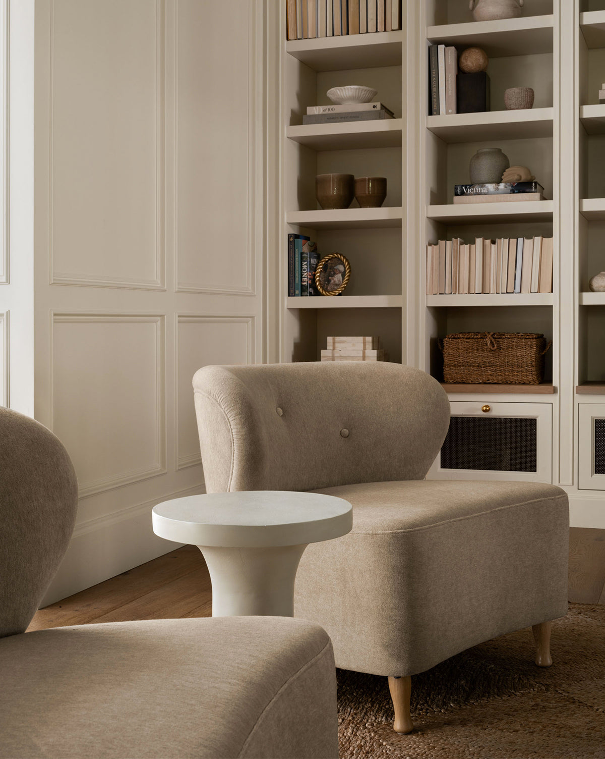 Chaise crapaud rembourrée traditionnelle avec dossier arrondi capitonné et pieds en chêne rouge pour salon