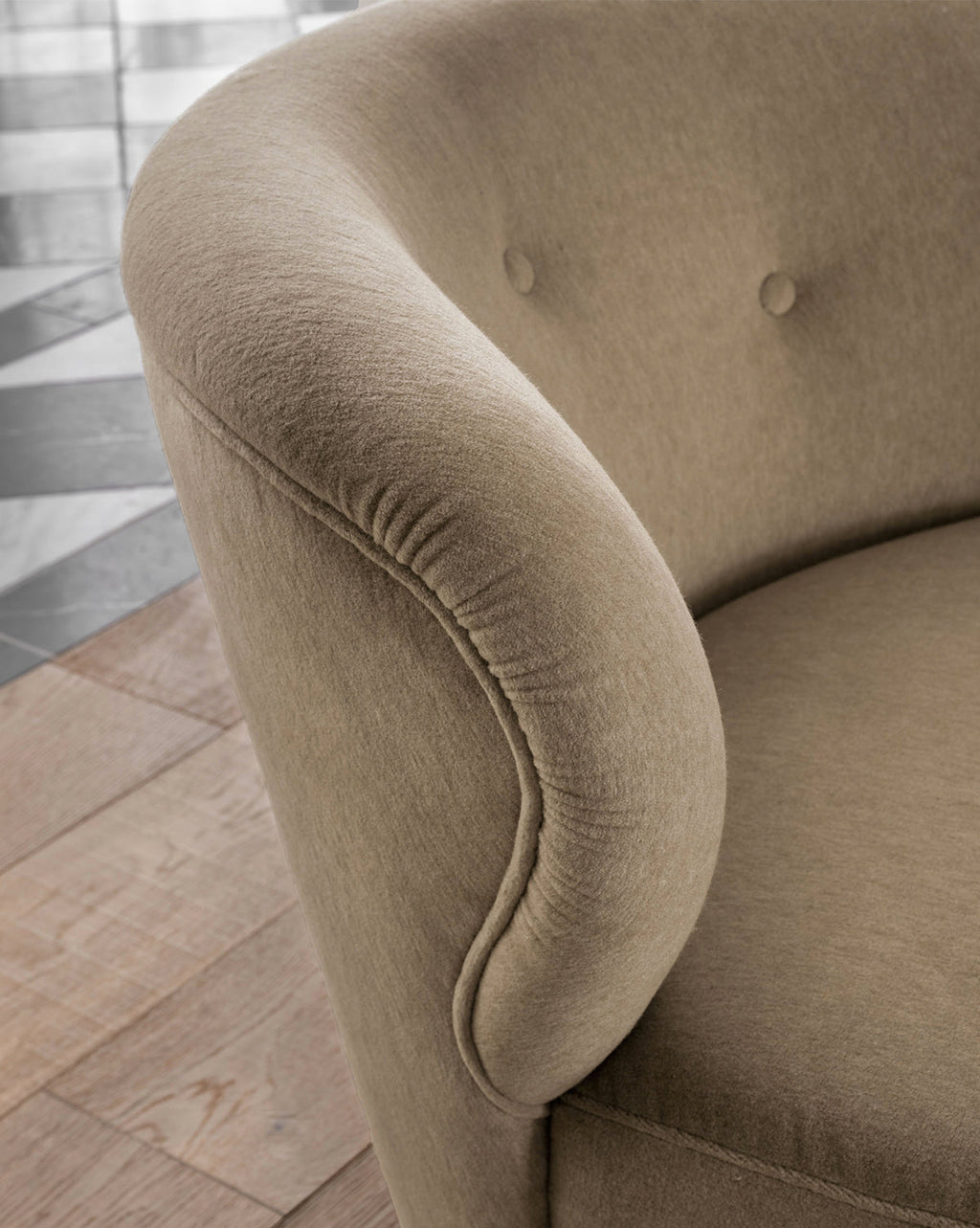 Chaise crapaud rembourrée traditionnelle avec dossier arrondi capitonné et pieds en chêne rouge pour salon